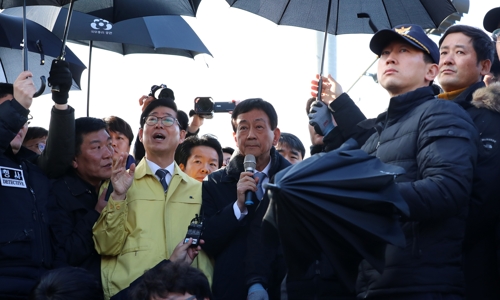 진영 장관 '우한 교민' 머물 아산·진천 방문…주민들 항의