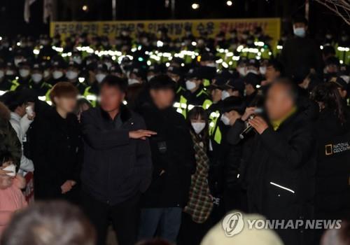 '우한 교민 반대' 진천 주민들, 인재개발원 앞에서 밤까지 집회