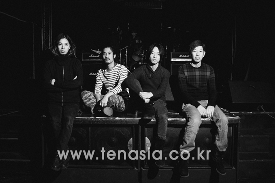 오카미네 코슈(베이스), 스가나미 에이쥰(기타), 야마다 마사시(보컬), 마츠다 신지(드럼) (왼쪽부터).