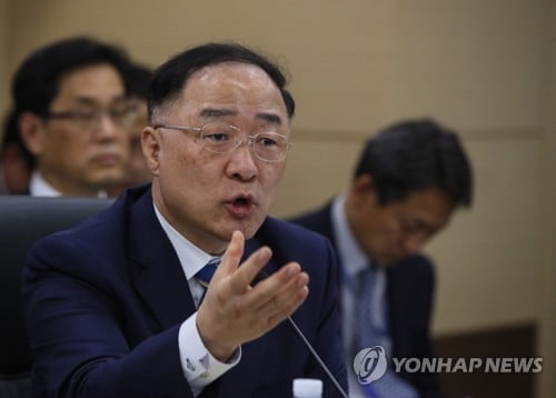 홍남기 부총리 "주택거래 허가제 전혀 검토한 바 없다"