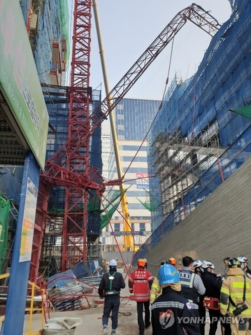 송도 타워크레인 사고…근로자 2명 추락 사망·1명 부상