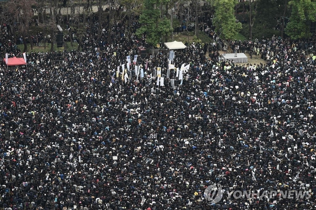 홍콩 시위 장기화에 루이뷔통 도심 매장 철수…명품 브랜드 최초