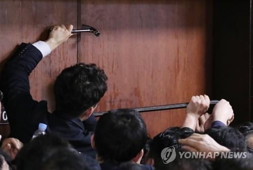 검찰, `패스트트랙 약식기소` 한국당 의원 2명에 `당선무효형` 구형