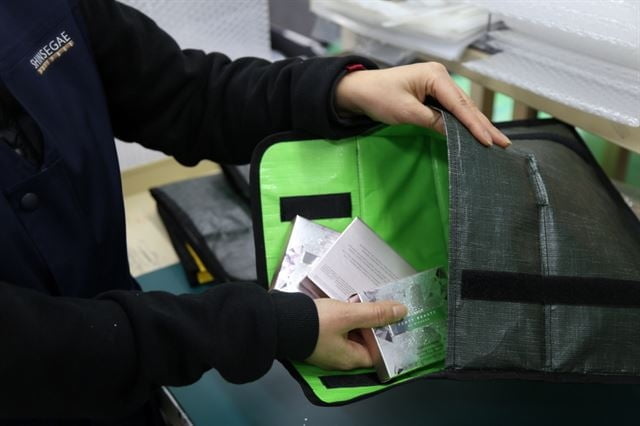 신세계면세점 ‘뽁뽁이’ 없앤다…재활용 에코박스 도입