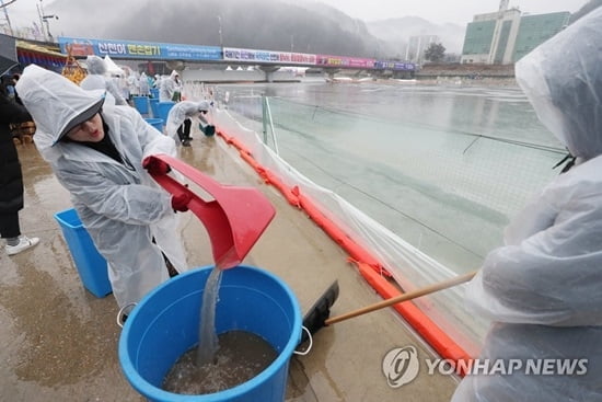 화천 산천어축제 겨울비에 `초비상`…강원 곳곳 축제 중단