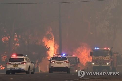 호주 산불, 서울 100배 `잿더미`...핏빛 하늘, "멸종의 물결 시작됐다"