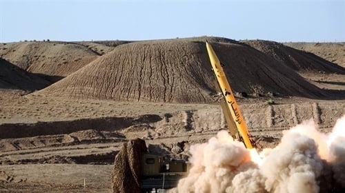 [속보] 이란, 보복공격 개시…"이라크 미군기지에 미사일 수십발 발사"