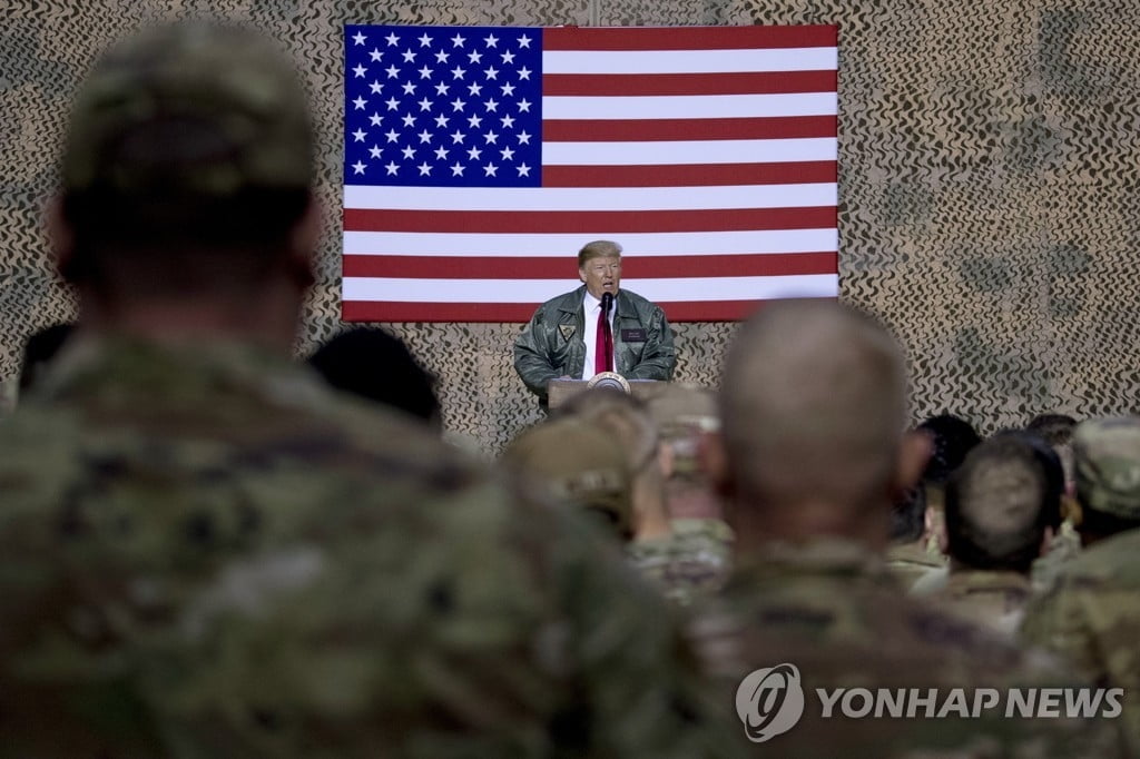 이란, 트럼프 다녀간 기지 공격… 美 `핵심 거점` 동시타격 노려