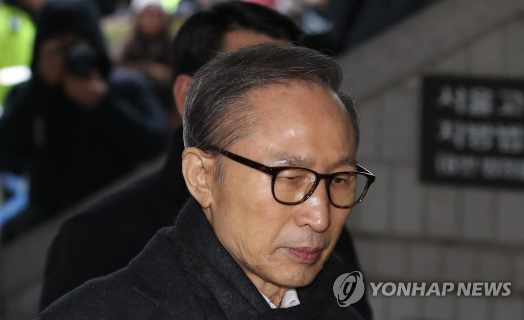 檢 `횡령·뇌물수수` 이명박 항소심서 징역23년 구형