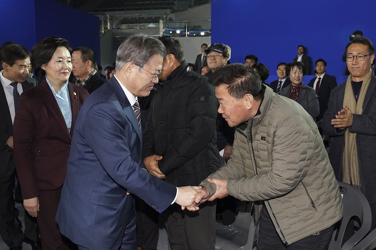 포항 찾은 文 대통령 "배터리는 미래 산업의 쌀"