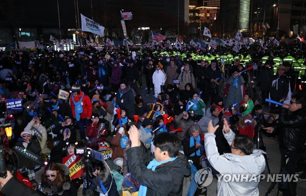 둘로 나뉜 광화문 광장...`문재인 사퇴` vs `윤석열 사퇴`