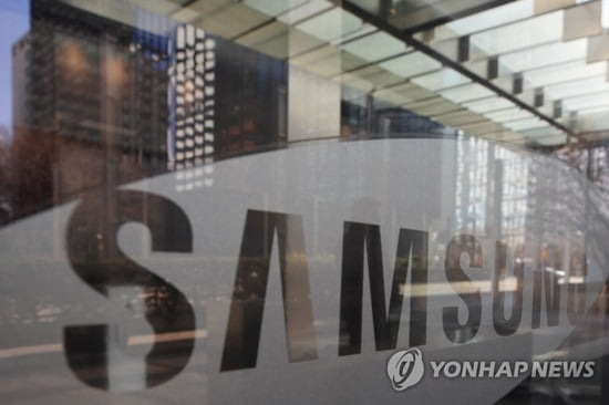 `아 반도체`…삼성전자, 1년새 영업이익 53% 줄어