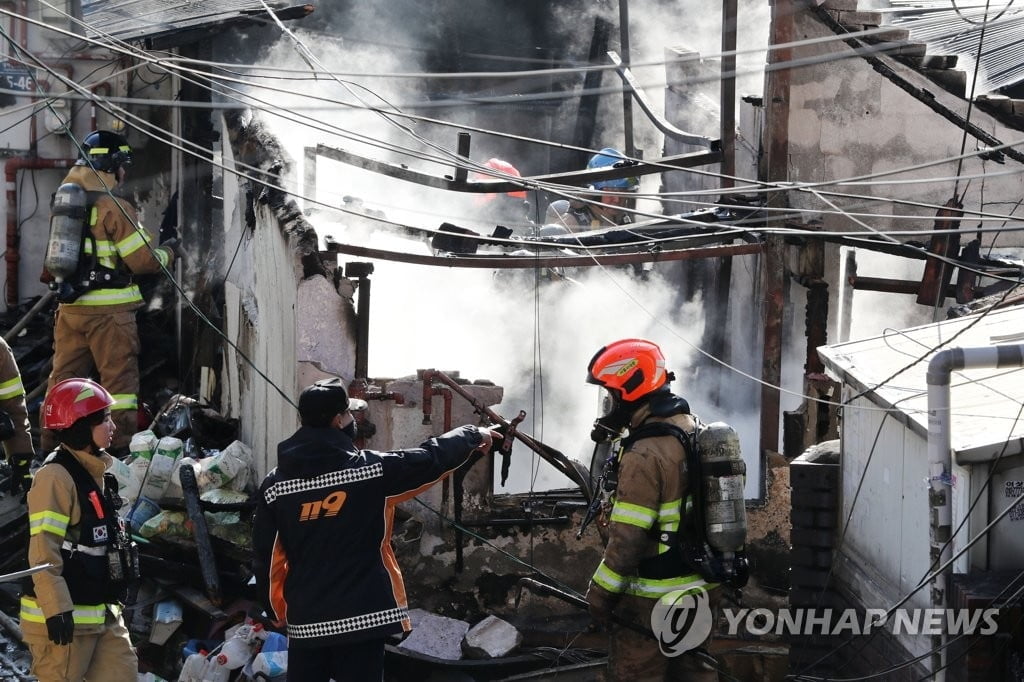 아현동 단독주택 화재…80대 폐지 수거 할머니 사망