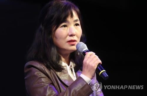 공지영 "요즘 불안하고 힘들다는 진중권, 주변서 케어해야"