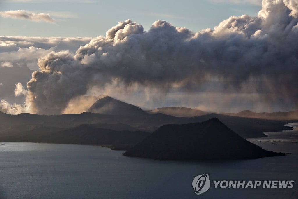 검은 재 뒤덮인 필리핀 탈 화산, 더 큰 폭발 징후 `긴장`