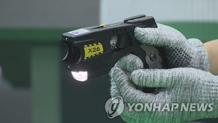 홍콩 시위 8개월째… "테이저건·그물총 진압 검토"