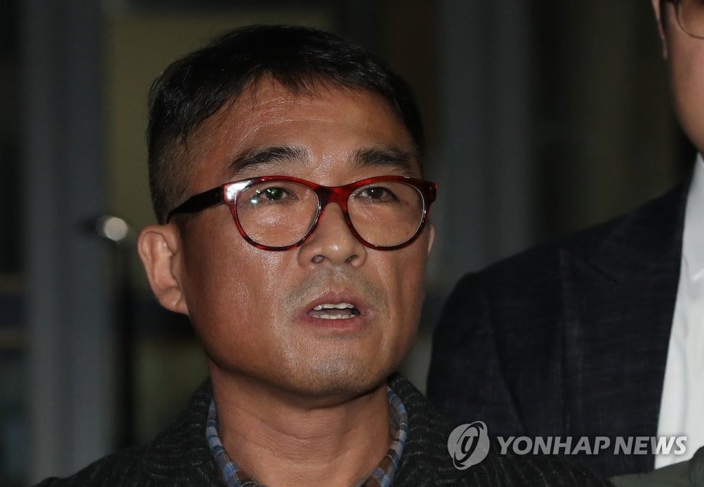 `성폭행 의혹` 김건모, 12시간 조사…"하루 빨리 진실이 밝혀지길"