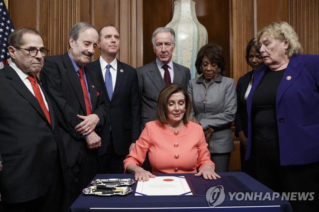 트럼프 탄핵안 상원으로…백악관 "심리 2주 내 끝날 듯"