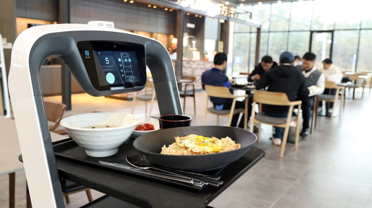 골프장에도 서빙로봇이…CJ프레시웨이, IT기술 접목한 `S라운지` 오픈