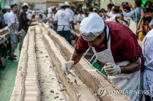 인도 제빵사, `세계에서 제일 긴` 케이크 완성…무게만 2.7t, 길이는?
