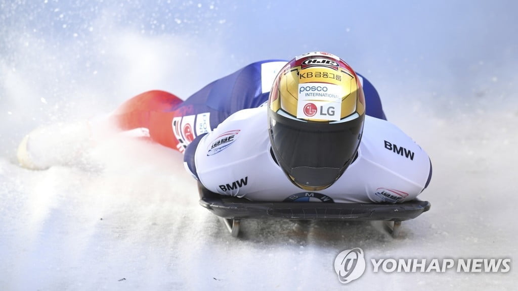 윤성빈 은메달, 스켈레톤 월드컵 5차서…대회 3연속 입상