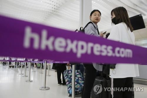 `원정 출산` 의심한 홍콩 항공사, 승객에 임신검사 강요 논란… 결국 사과