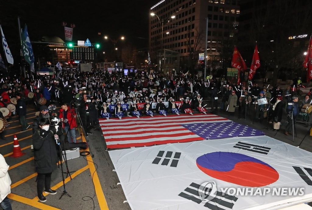 부산 태극기 집회 행진 중 차량 돌진… 7명 병원 이송