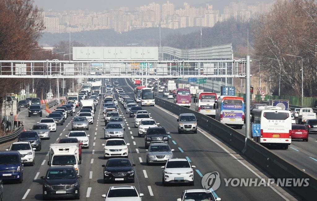 귀성길 고속도로 정체 지속…서울→부산 5시간 20분