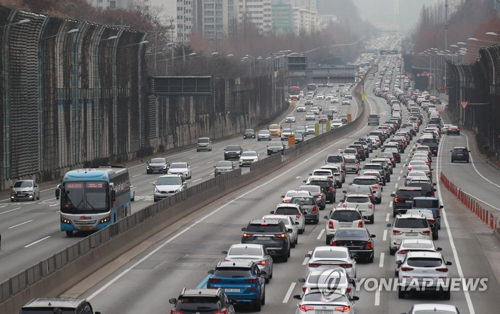 설 연휴 사흘째 고속도로 정체 극심…부산→서울 5시간 50분