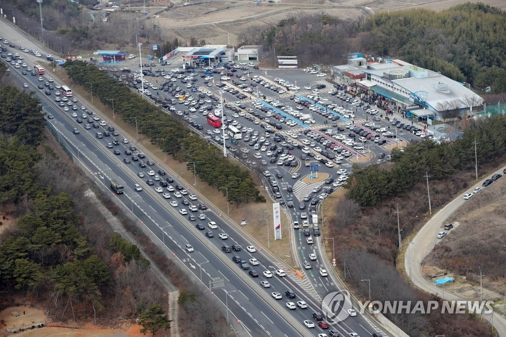 고속도로 귀경길 정체…"27일 오전 2∼3시 해소"