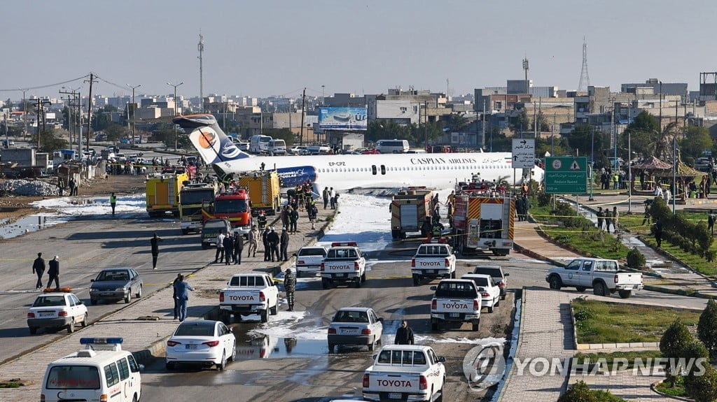 착륙 도중 활주로 벗어난 이란 여객기… 탑승객 전원 무사