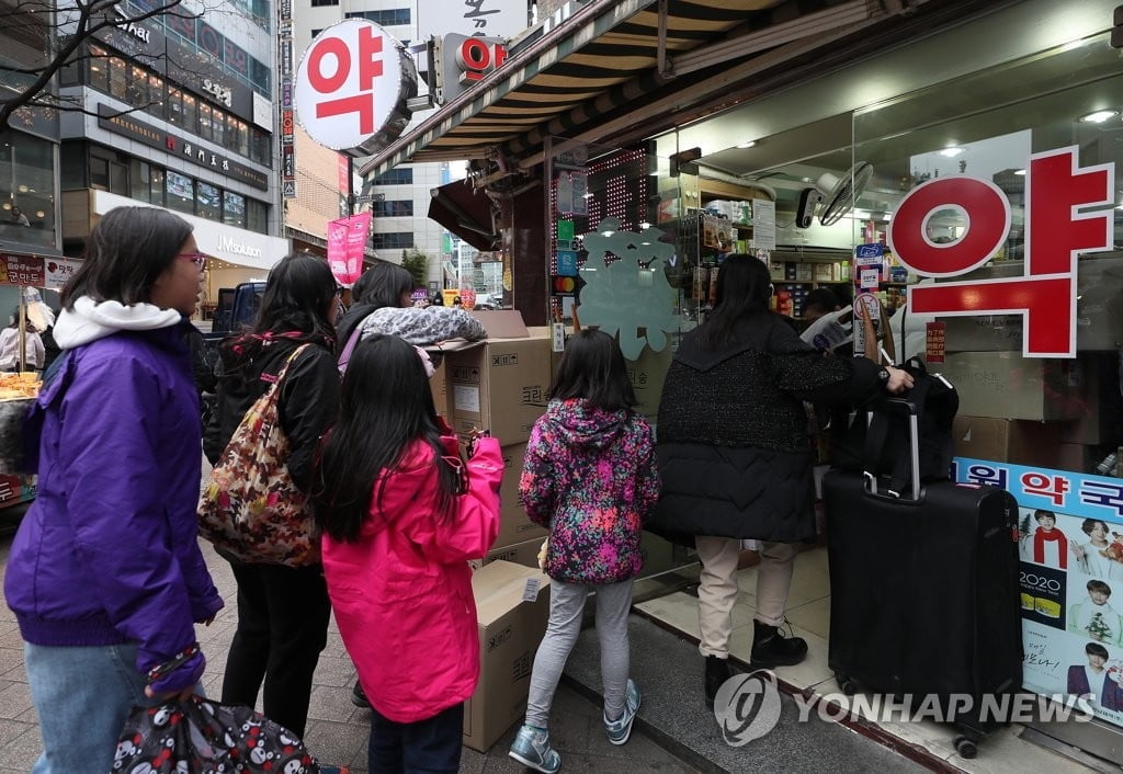 제약사는 때 아닌 `특수`···정부는 매점매석 `단속`