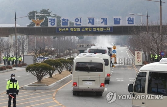 우한 교민 아산 경찰인재개발원 도착…반발·충돌 없어