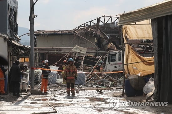 양주 공장 폭발사고로 건물 무너져…2명 사망·8명 부상