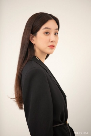 '검사내전' 정려원, 다채로운 색감으로 빛낸 미모···화보 비하인드 컷 공개