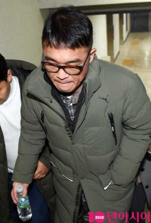 [TEN PHOTO]김건모 &#39;취재진 피해 계단으로&#39;