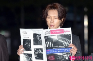 [TEN PHOTO]지현우 &#39;아침 신문 읽는 오빠&#39;