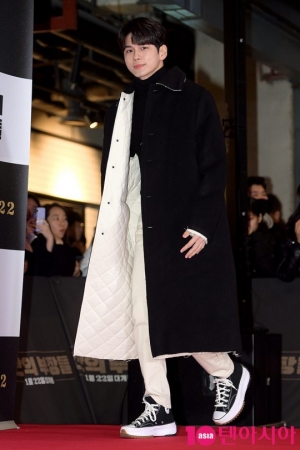 [TEN PHOTO]옹성우 &#39;따뜻한 누빔 코트 입었어요&#39;