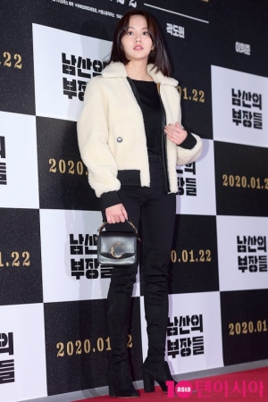 [TEN PHOTO]김소현 &#39;시크한 영화관 패션&#39;
