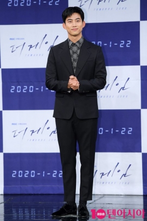 [TEN PHOTO]2PM 옥택연, 전역 후 복귀작은 &#39;더게임&#39;