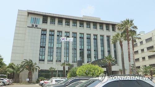 한 집 살던 남성 잔혹 살해한 여성 재판에…범행 동기 미궁