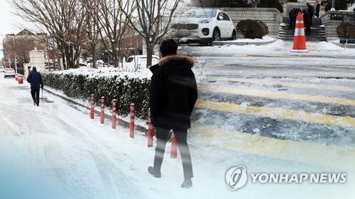 미시령 7cm 등 강원 산간·동해안에 눈·비…빙판길 주의