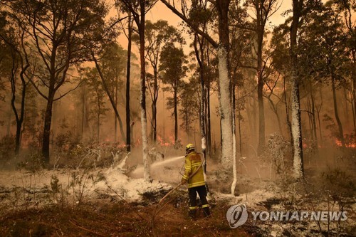 호주 산불 사망자 속출…총리 '기후변화 불신'에 십자포화