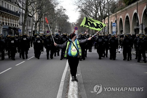 연금개편 양보안에도 프랑스 총파업 계속…철도운행은 개선