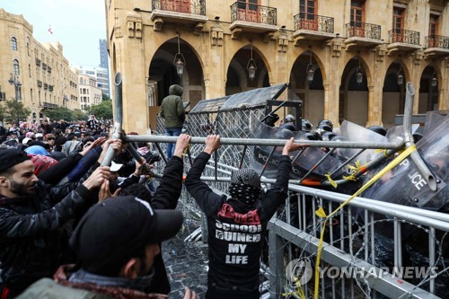 레바논 의회 앞서 시위대·경찰 또 충돌…200여명 부상