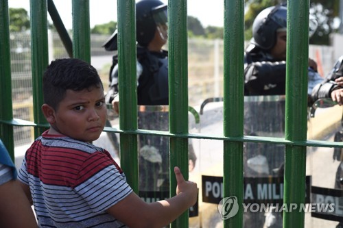 멕시코, 미국행 캐러밴 북상 저지…과테말라 국경서 발 묶어