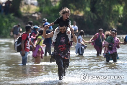 미국행 중미 이민자들, 도보로 강 건너 멕시코 입국 시도