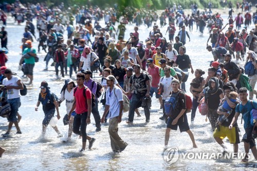 미국행 중미 이민자들, 도보로 강 건너 멕시코 입국 시도