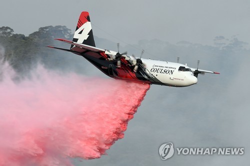 호주 산불로 수도 공항 일시중단…소방항공기 추락 3명 사망