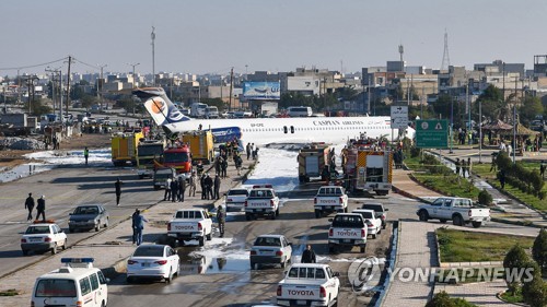 이란서 이틀만 또 여객기 사고…150명 태운채 도로 착륙